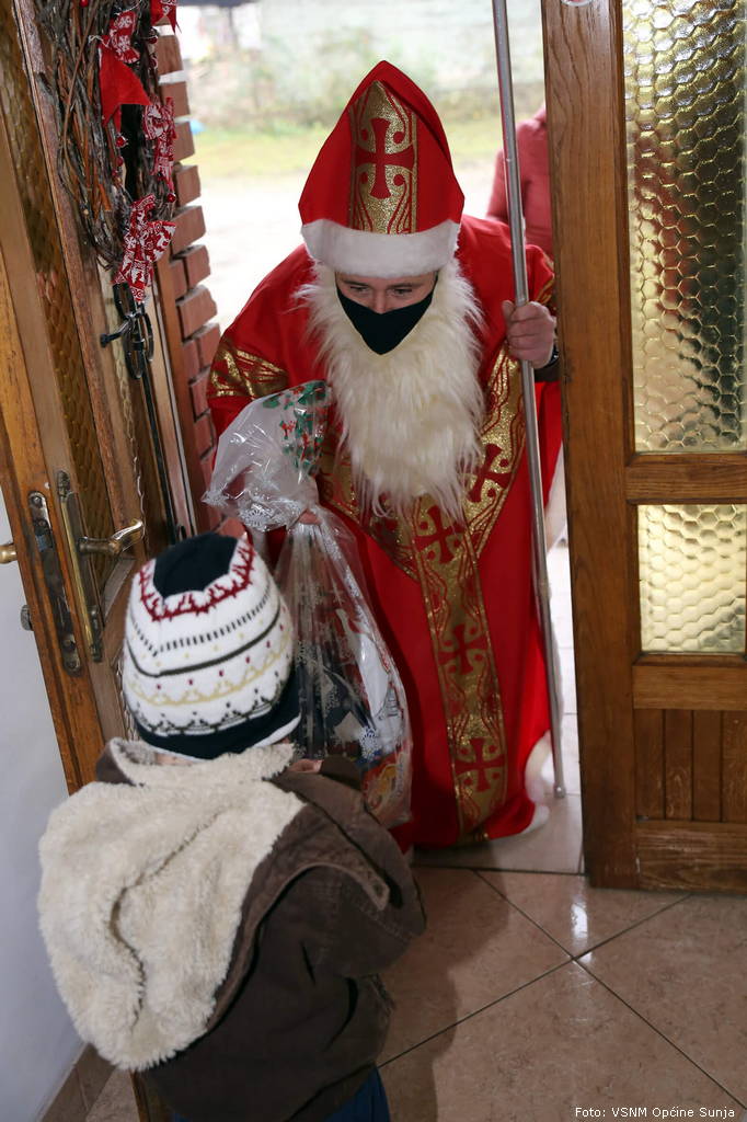 Sveti_Nikola_podjela_paketica_12.jpg