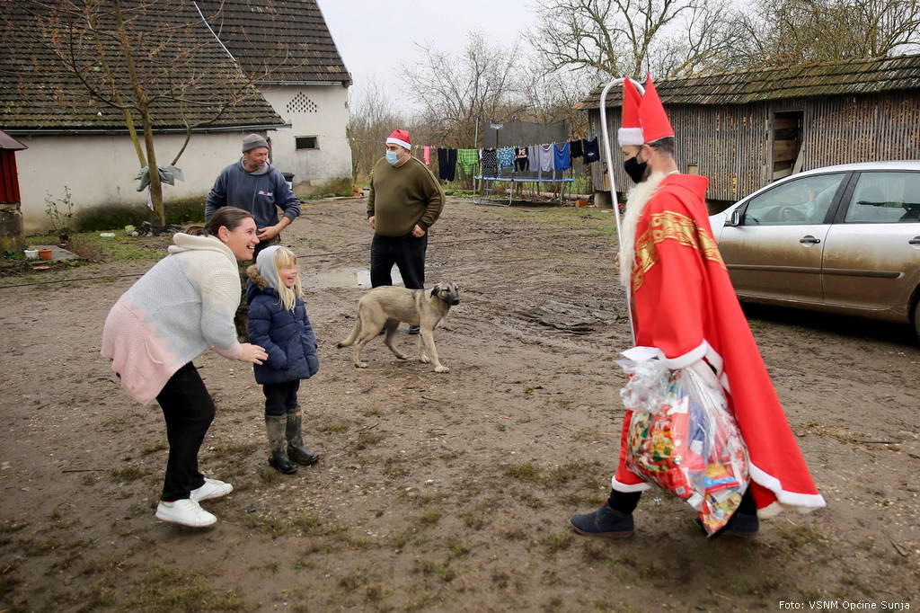 Sveti_Nikola_podjela_paketica_3.jpg