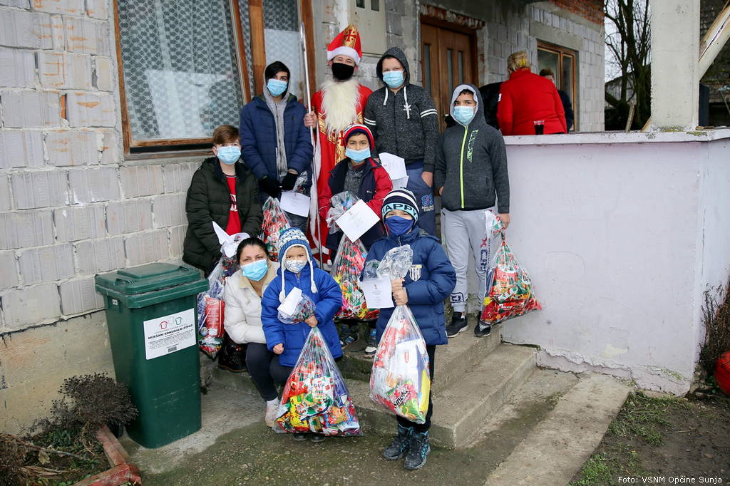 Sveti_Nikola_podjela_paketica_4.jpg