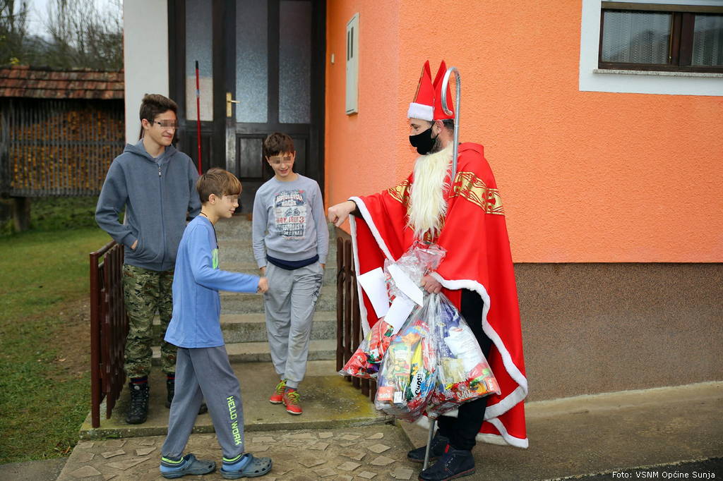 Sveti_Nikola_podjela_paketica_5.jpg
