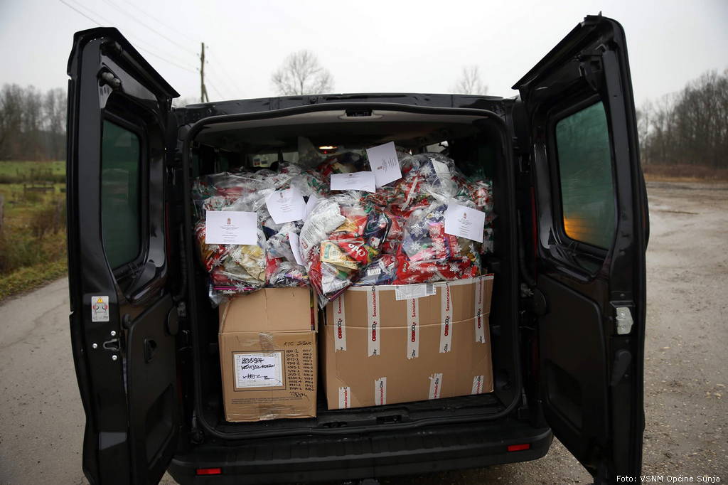 Sveti_Nikola_podjela_paketica_7.jpg