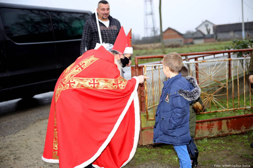 Sveti_Nikola_podjela_paketica_8.jpg