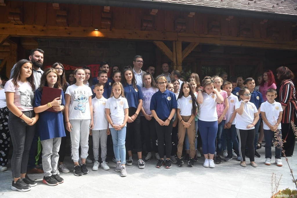 Vucic_i_djeca_iz_Krajine_1.jpg