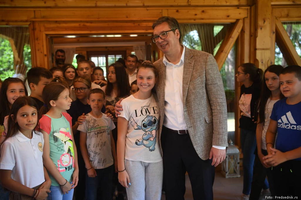 Vucic_i_djeca_iz_Krajine_2.jpg