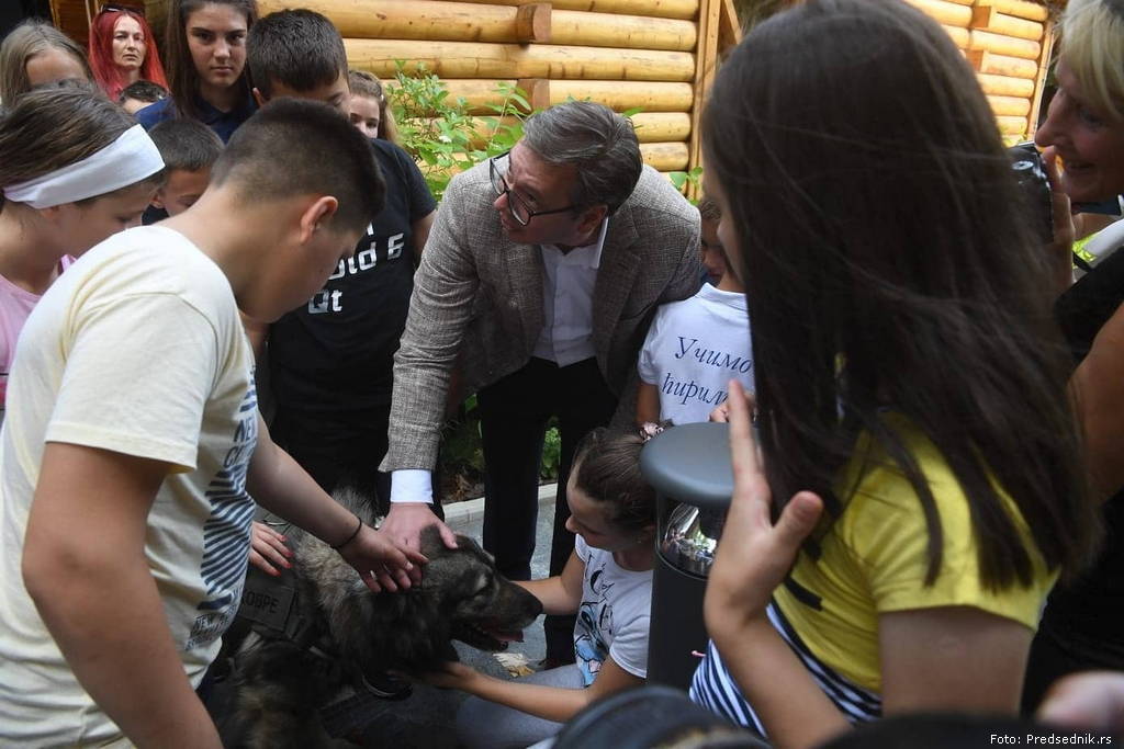 Vucic_i_djeca_iz_Krajine_3.jpg