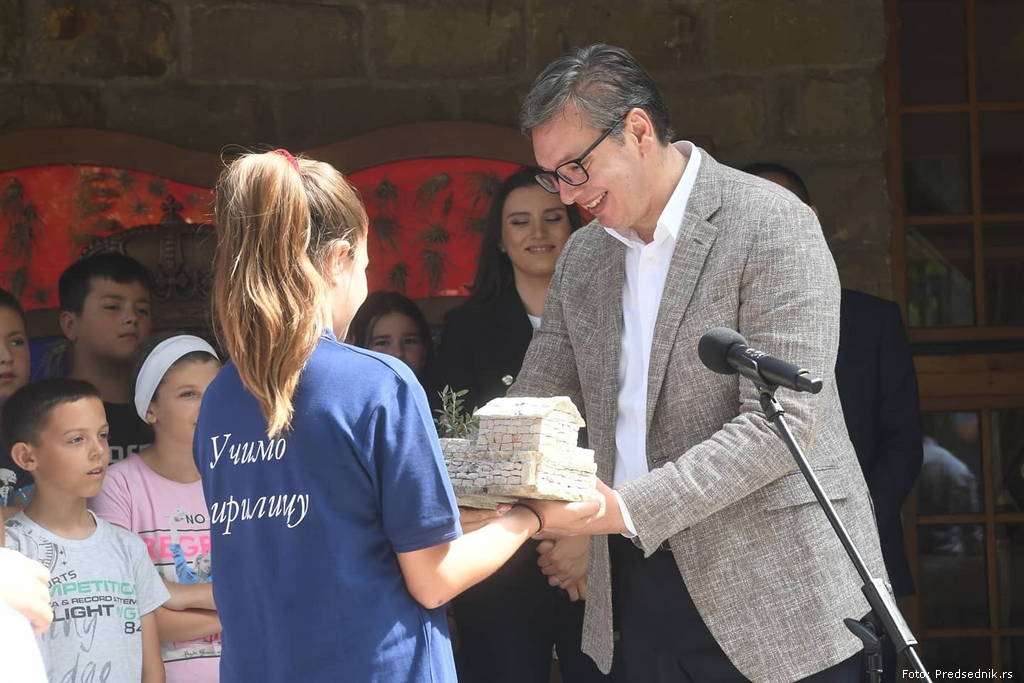 Vucic_i_djeca_iz_Krajine_4.jpg