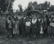 Na zidu Janko Kljajić, Mirkan Kljajić, Evica Roknić, Sava Roknić, Dragan Puškar, Mara Markova, Jelka Roknić, Dragica Pajina, učiteljica Oreščanin, šofer, Kata Pavlova 
