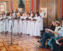 Боро Капетановић, Крстивоје Илић и Јелена Алексић чекају да наступе на Свечаном отварању 35. Бранковог кола 2006.
